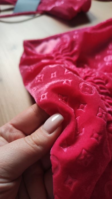 Różowy welurowy strój kąpielowy Louis Vuitton