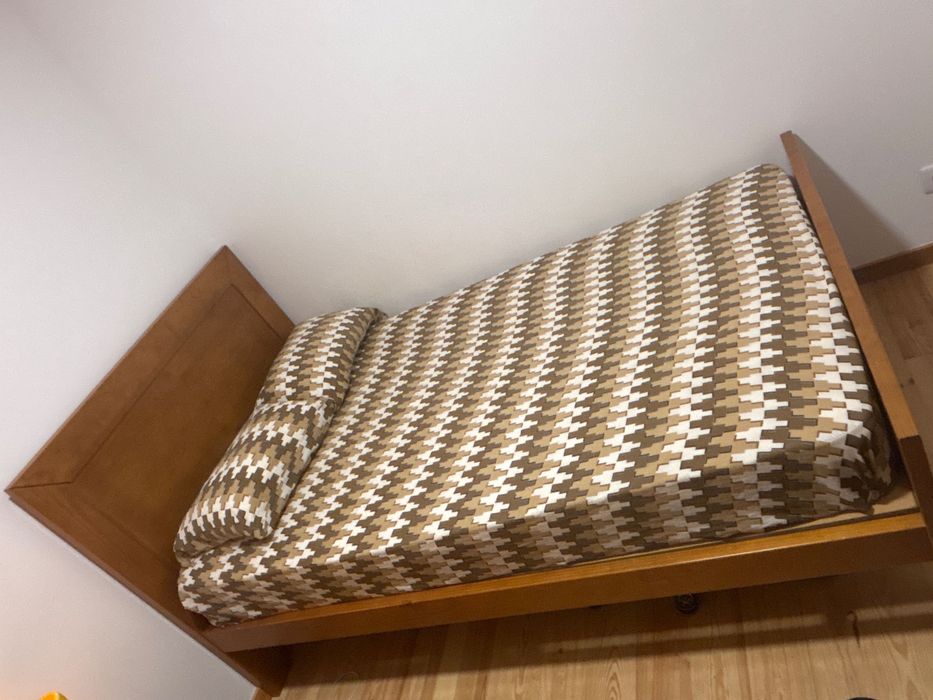 Cama de casal em madeira maciça com colchão