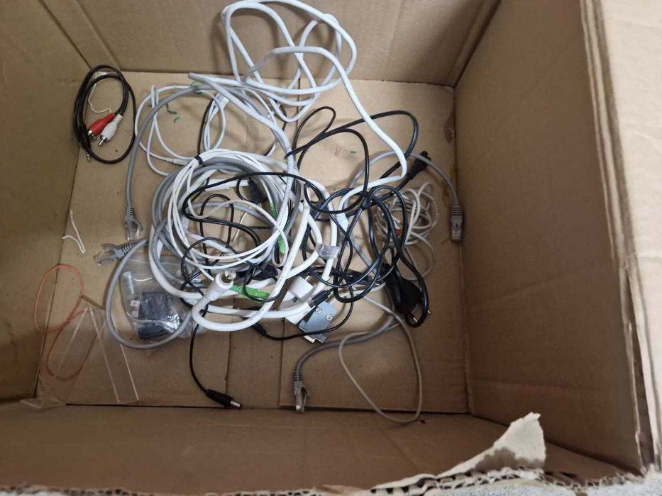 Zestaw kabli i akcesoriów – około 100 sztuk