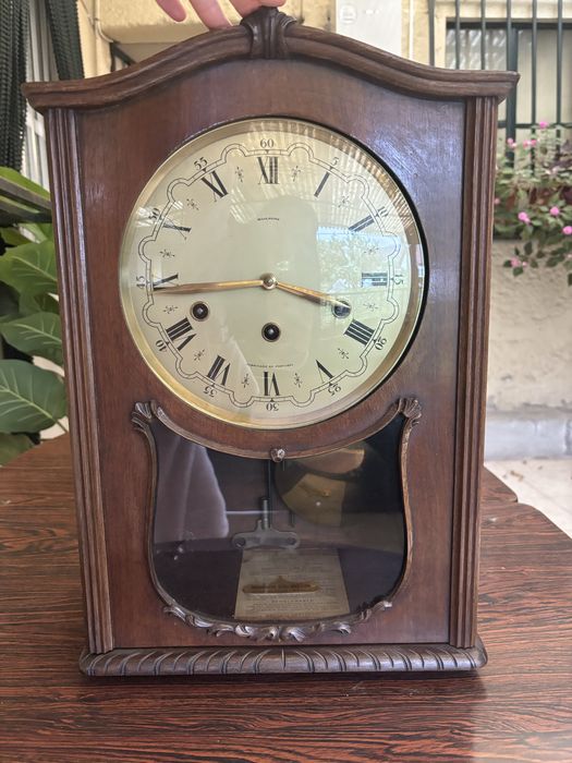 Relógio de parede antigo da Fábrica Nacional de Relógios Reguladora