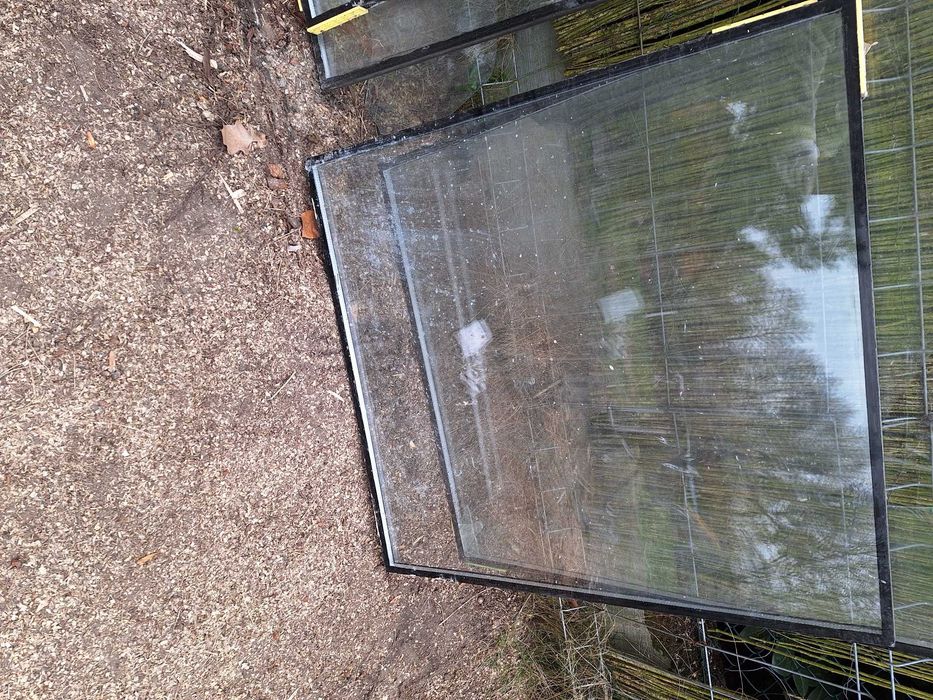 okna dwuszybowe zatopione w metal