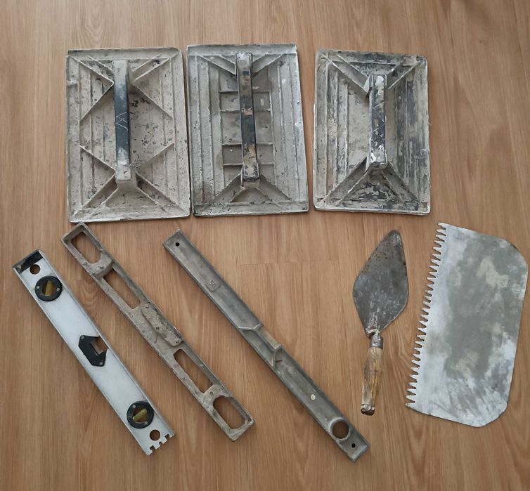 Conjunto nível, talochas e colher de pedreiro