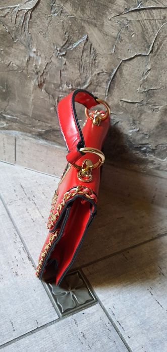 Śliczna czerwona torebka listonoszka szeroki pasek łańcuch guess