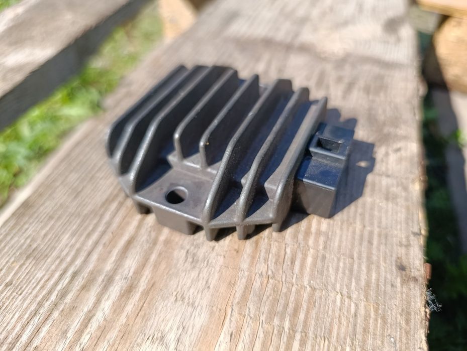 Regulator napięcia 5 PIN Aprilia SX 125 18 – 21 r części silnika A4