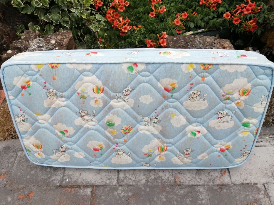 BERÇO /Cama infantil de grades. Com colchão de 120x60cm. SEM estrado.