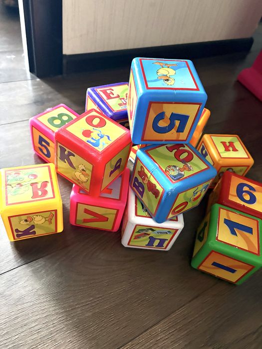 Кухня, візок, книги, іграшковий боулінг, розвиваючі кубики