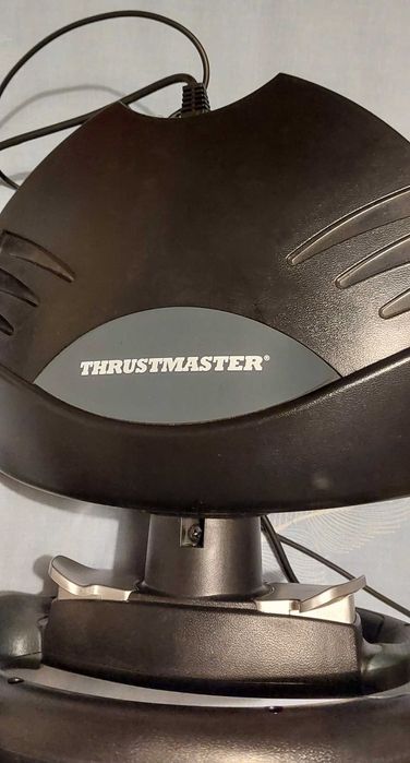 Volante, pedais e joystick THRUSTMASTER