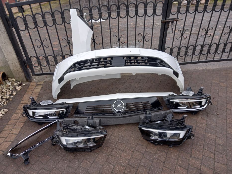 Opel Astra L Zderzak przedni z gryllem