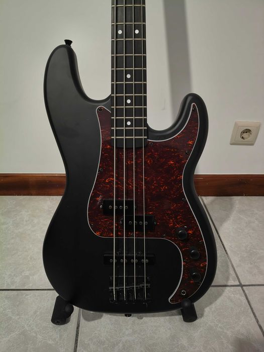 Contra Baixo Harley Benton PJ-4 SBK Deluxe Series quase novo pouco uso