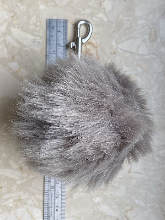 Puszysty breloczek pompon Monki szare