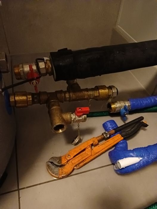 Hydraulik . Usługi hydrauliczne . Wymiana wodomierza .