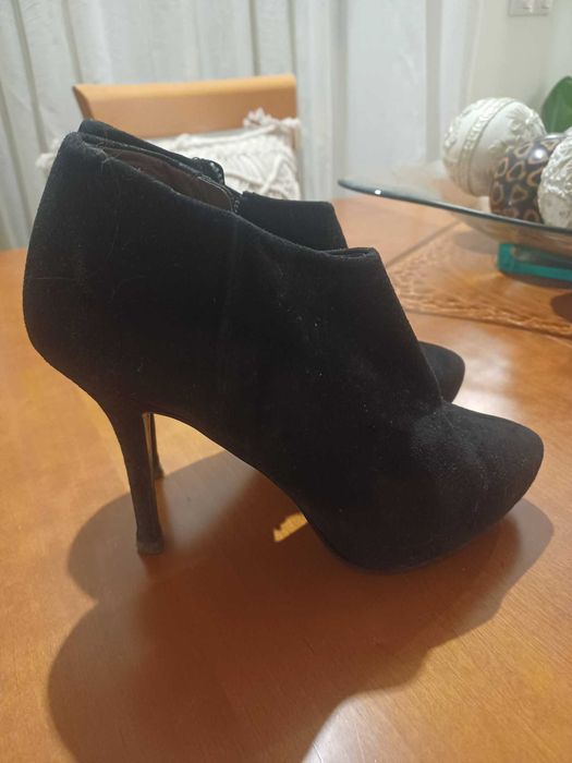 Botins camurça pretos compensados da Zara