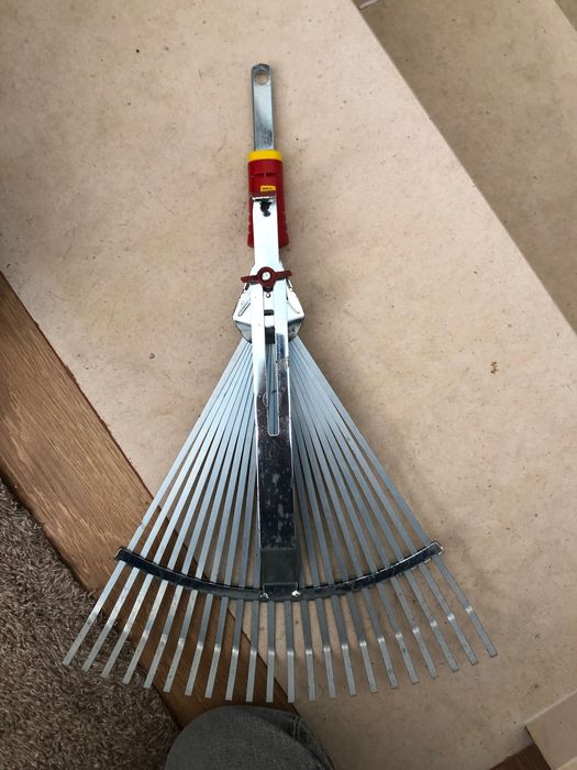 Para limpeza de relva, etc, no jardim. Extensível.