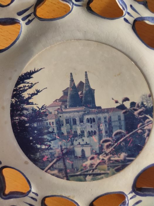 Conjunto de pratos em faiança portuguesa.