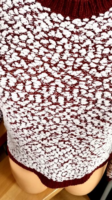 Sweter asymetryczny New Look brązowo kremowy baranek