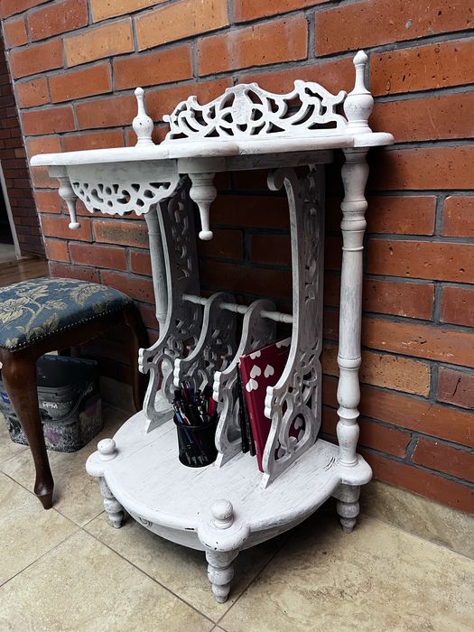 Piekna, zadbana, antyczna serwantka, swietny stan, mala szafka na dole