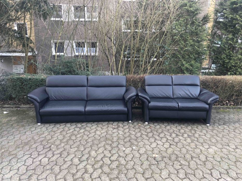 Шкіряні тримісні чорни дивани.  Не розкладаються.  Німеччина