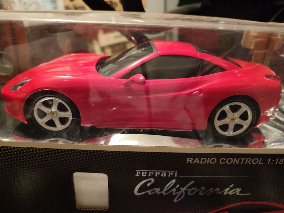 Ferrari vermelho, idade 8+, novo