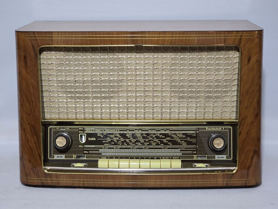 Rádio antigo reparado SABA