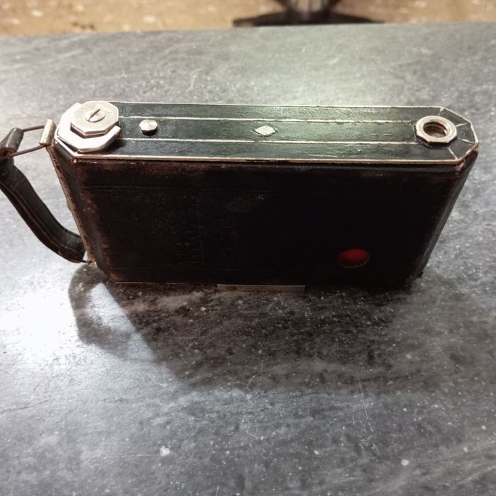 máquina fotográfica antiga de fole, identificada como uma Kodak Six-20