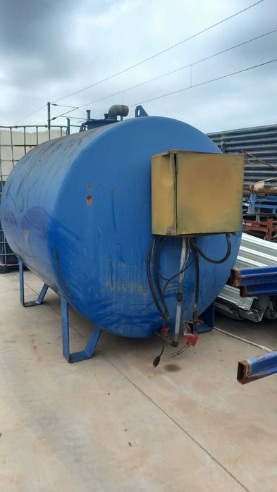 Depósito de combustível de 10 mil litros com bomba