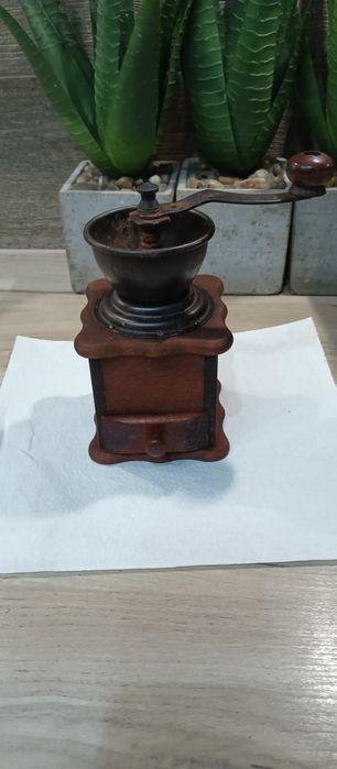 Stary drewniany młynek do kawy