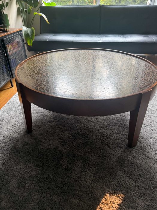 Mesa de centro redonda em madeira com tampo decorativo