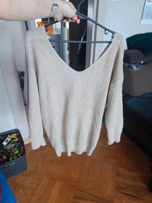 Sweterek beżowy ozdobne plecy
