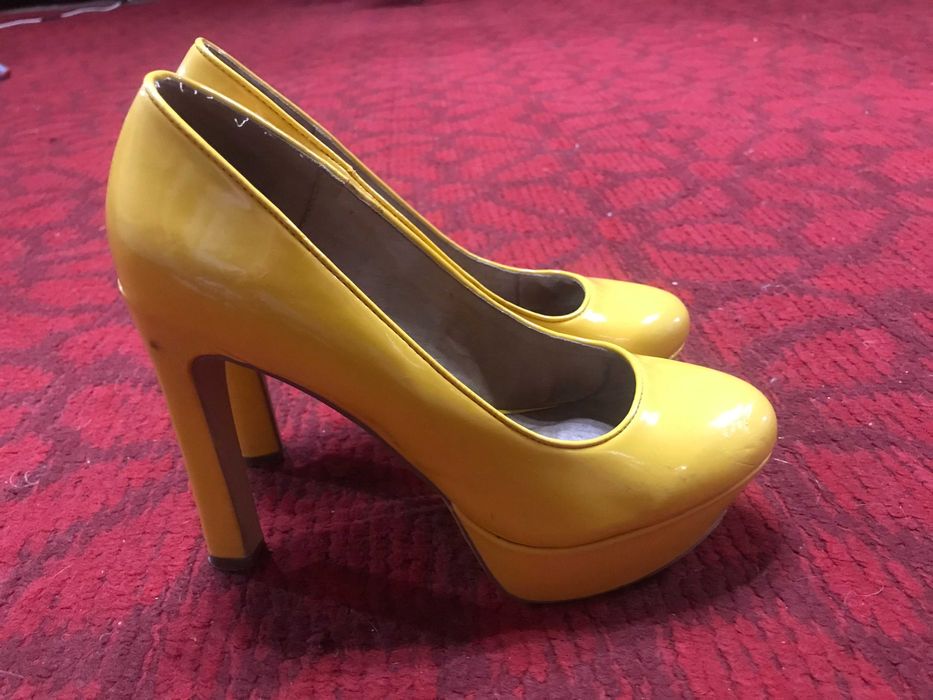 Жіночі туфлі (лабутени)