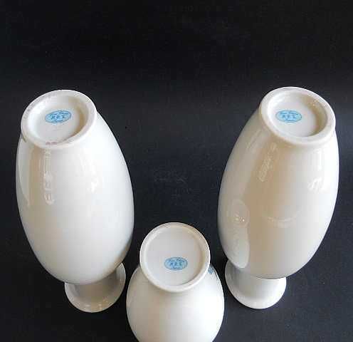 Три Японские интерьерные фарфоровые вазы с изображением роз и павлинов