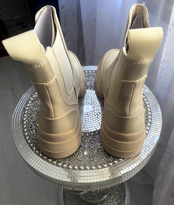 Buty zimowe -sztyblety beżowe, rozm.41. na grubej podeszwie