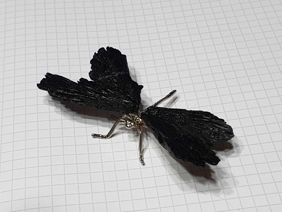 ważka ozdobna z czarnego surowego turmalinu 9 cm x 4,5 cm