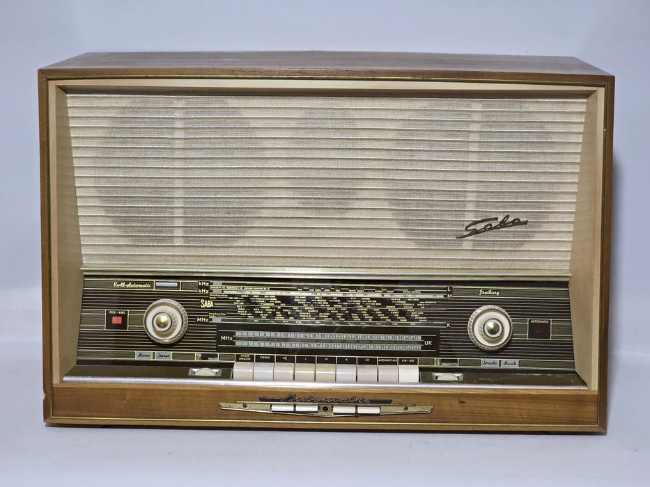 Rádio antigo reparado SABA