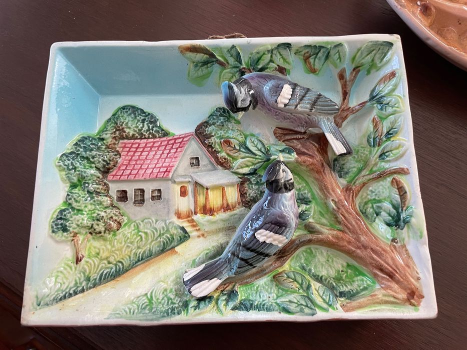 Peças “Americana” vintage. Duas jarras e quadro de parede