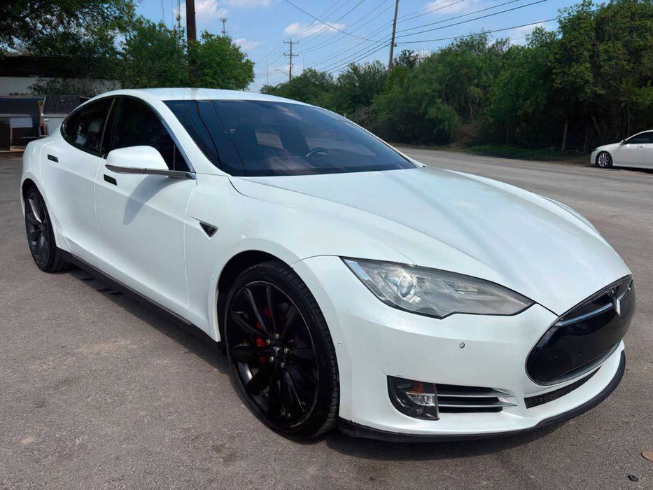 Tesla Model S P85D      2015