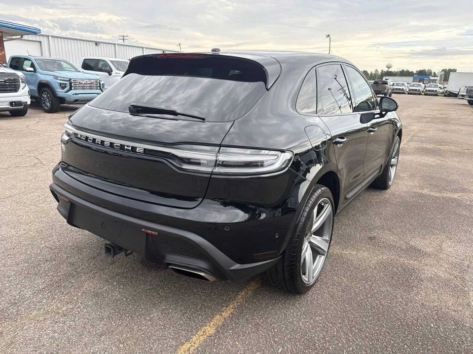 Porsche Macan      2022
