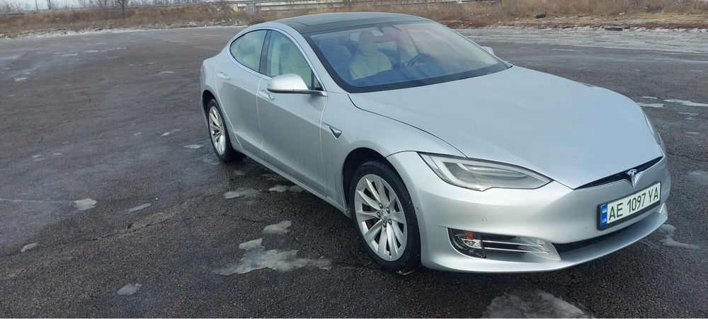 Тесла S 2017 г.