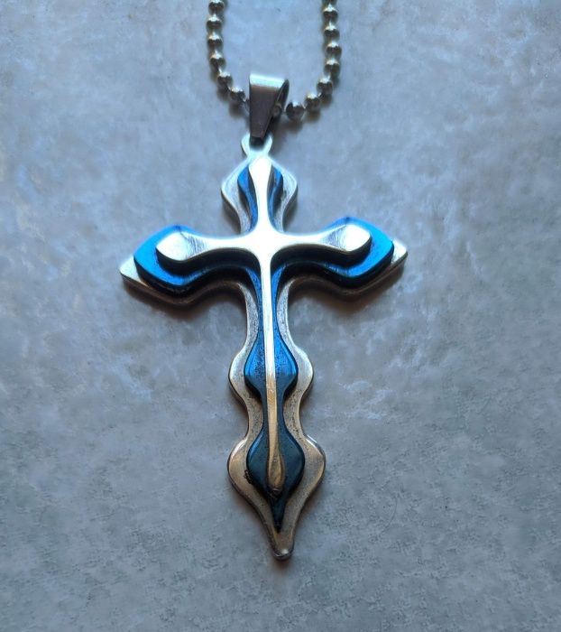 Colar com cruz moderna em metal