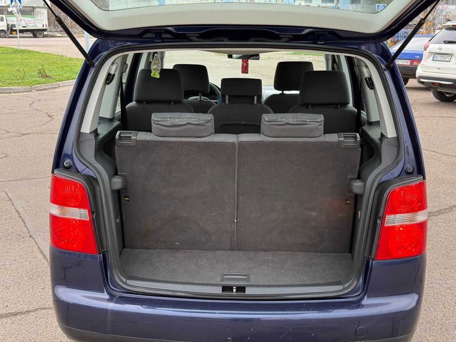 Продам VOLKSWAGEN Touran 2004р 1.6бенз 7-мест