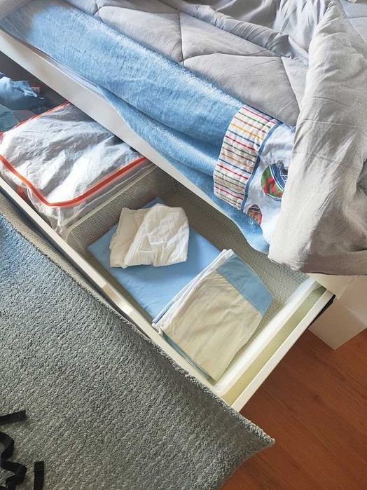 Cama solteiro, madeira, c/gavetão, forma de barco. Colchão incluído.