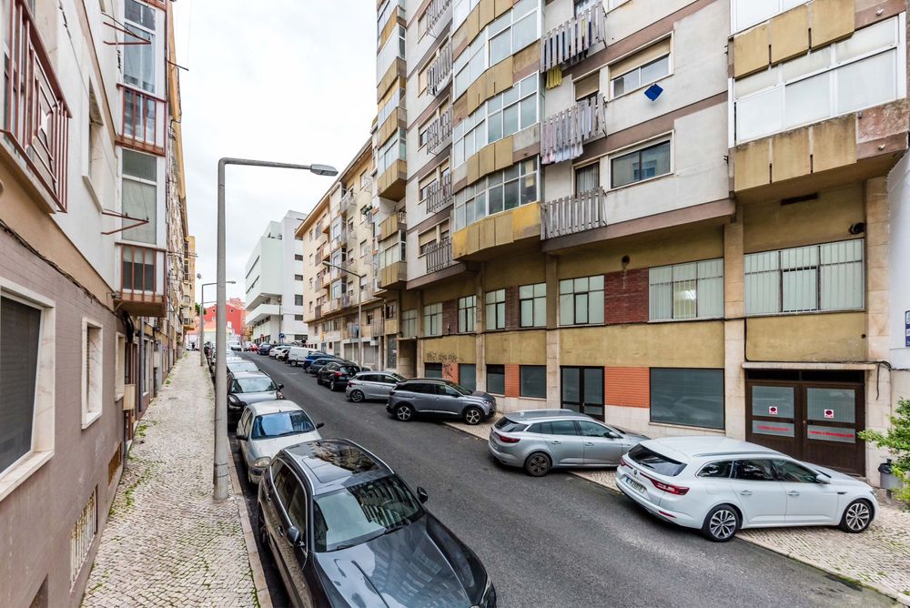 Armazém 290m2 - Sacavém