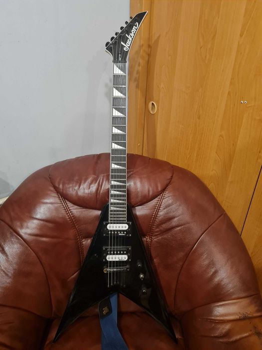Jackson King V JS32T Black (Zebra Pickups version)