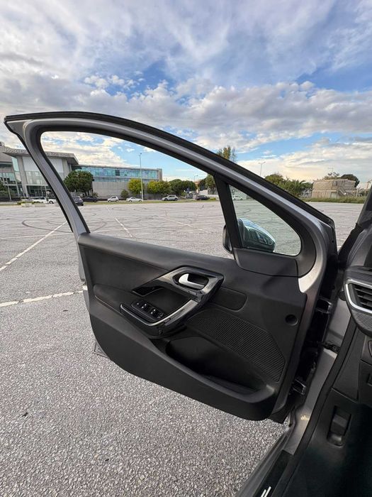 Peugeot 208 usado — photo 5