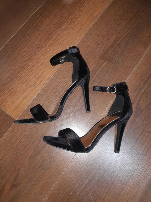 czarne, welurowe buty na obcasie Graceland