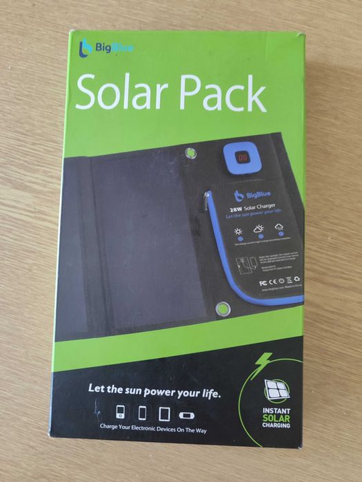 Сонячна панель BigBlue Solar Charger 28W B401. Maє чотири панелі які забезпечують хорошу роботу