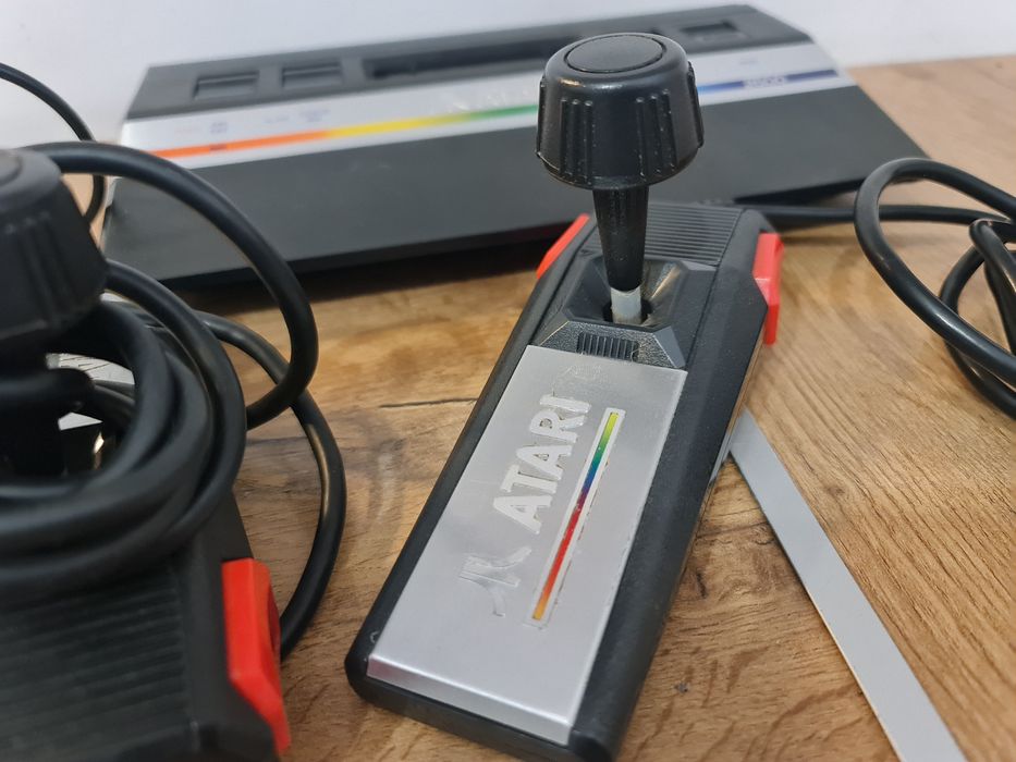 Atari 2600 konsola plus kontrolery