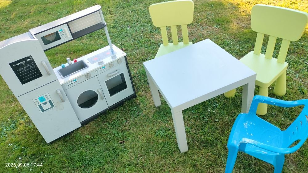 Kuchnia, stolik i krzesełka do ogródka
