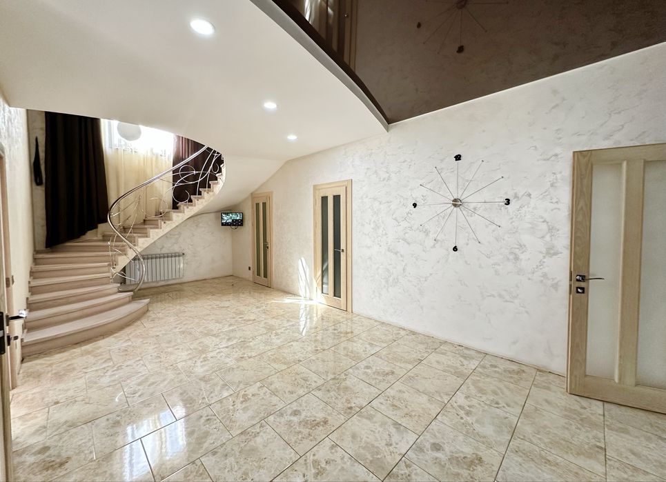 Продам добротный 2-х эт. дом 285 м2 в Обуховке, озеро Попасное, лес