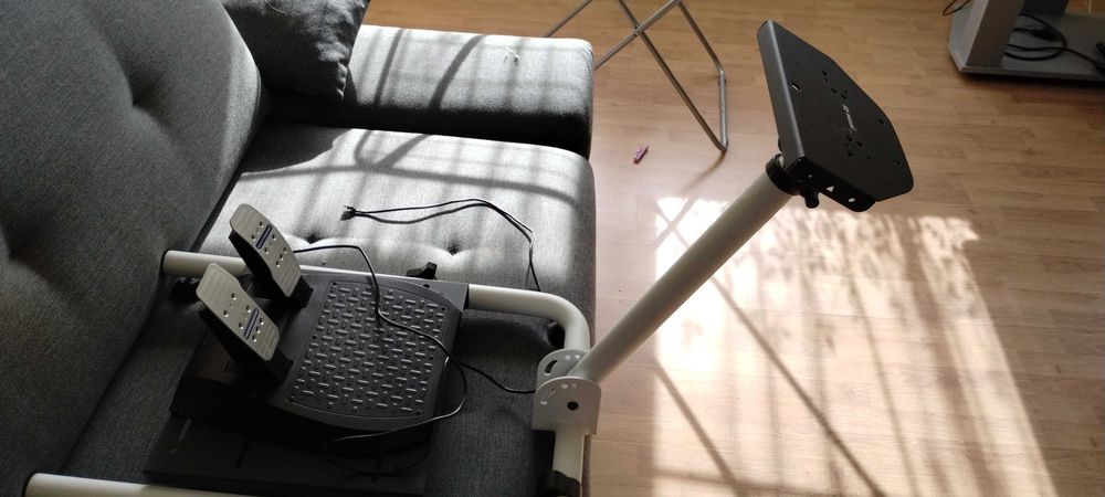 Kierowca thrustmaster t300 ze sprzężeniem zwrotnym oraz stojak na kierownicę i pędały