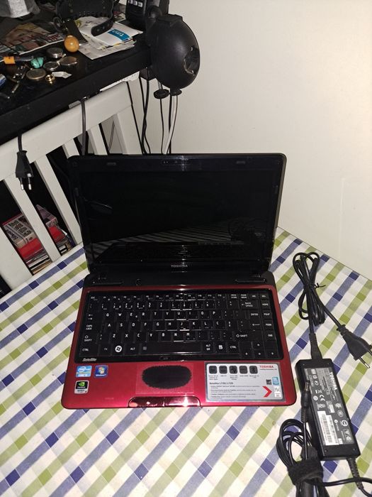 Vendo toshiba satellite L735 com avaria liga apaga liga e paga p peças64332153601025120